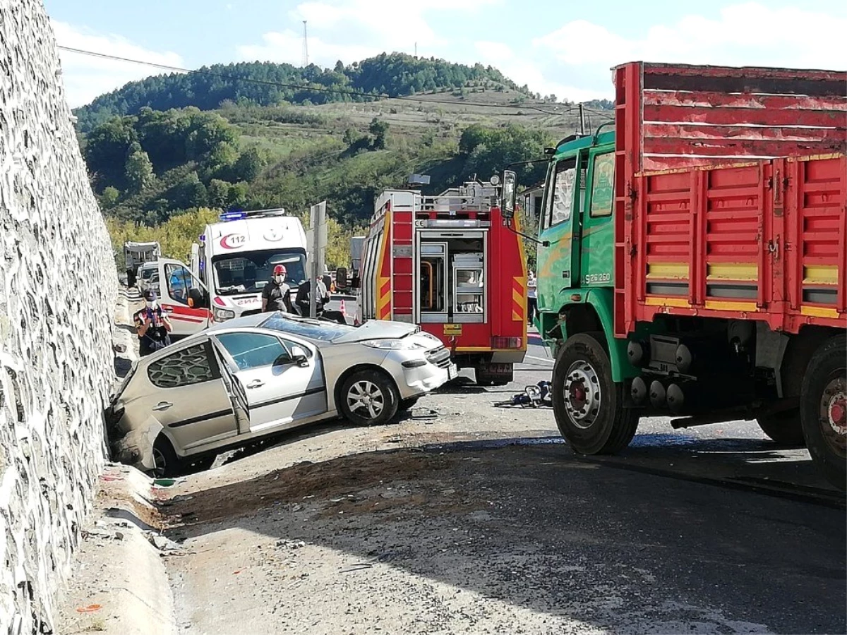 Son dakika haber: Kamyonun çarptığı otomobilde sıkışan sürücü hayatını kaybetti