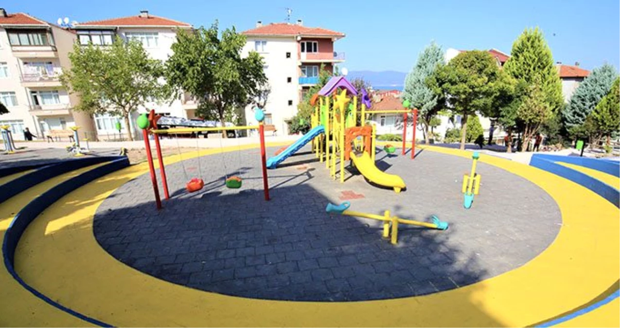 Karamürsel Belediye ekipleri Çocuk Parklarını yeniliyor