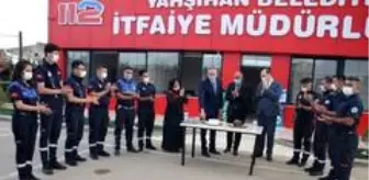 Kaymakam ve belediye başkanı itfaiye personeline yaş pasta kesti