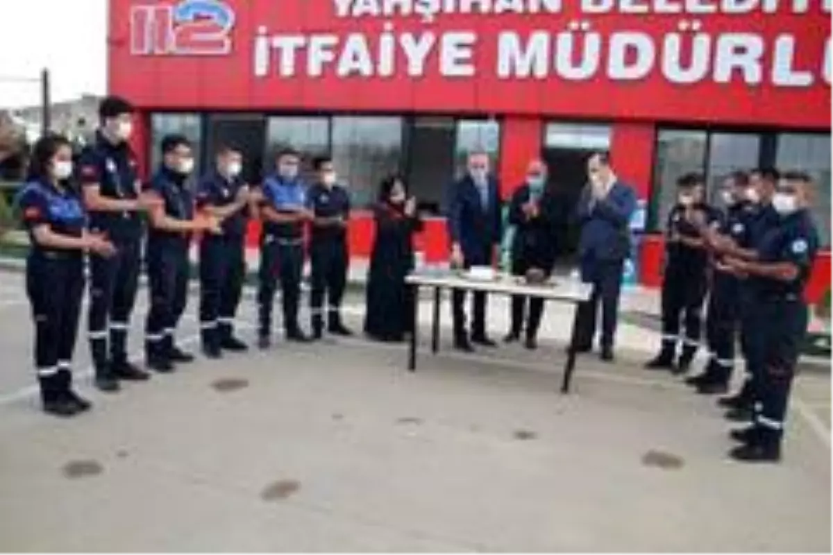 Kaymakam ve belediye başkanı itfaiye personeline yaş pasta kesti