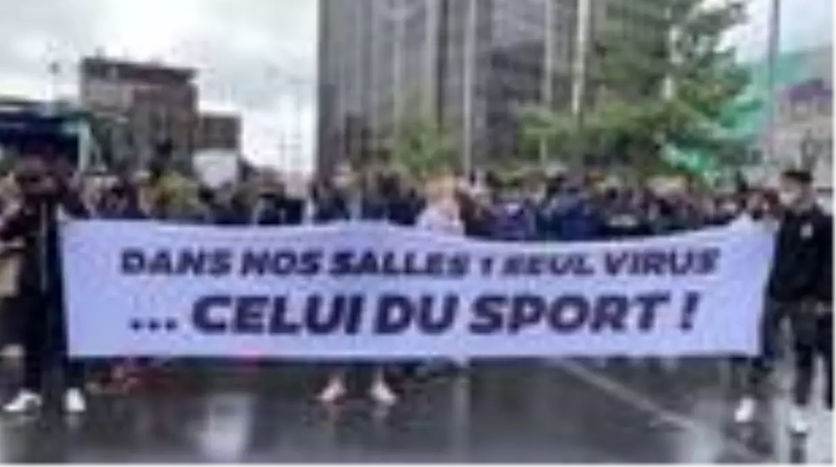 Paris\'te Kovid-19 nedeniyle spor salonlarının kapatılması protesto edildi