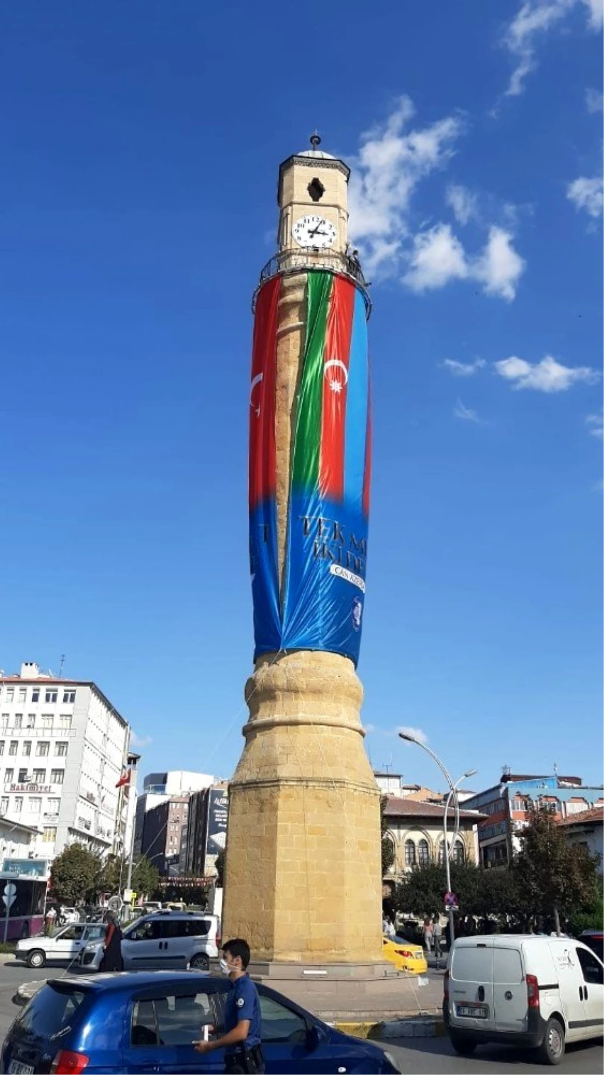 Tarihi saat kulesine Azerbaycan bayrağı asıldı