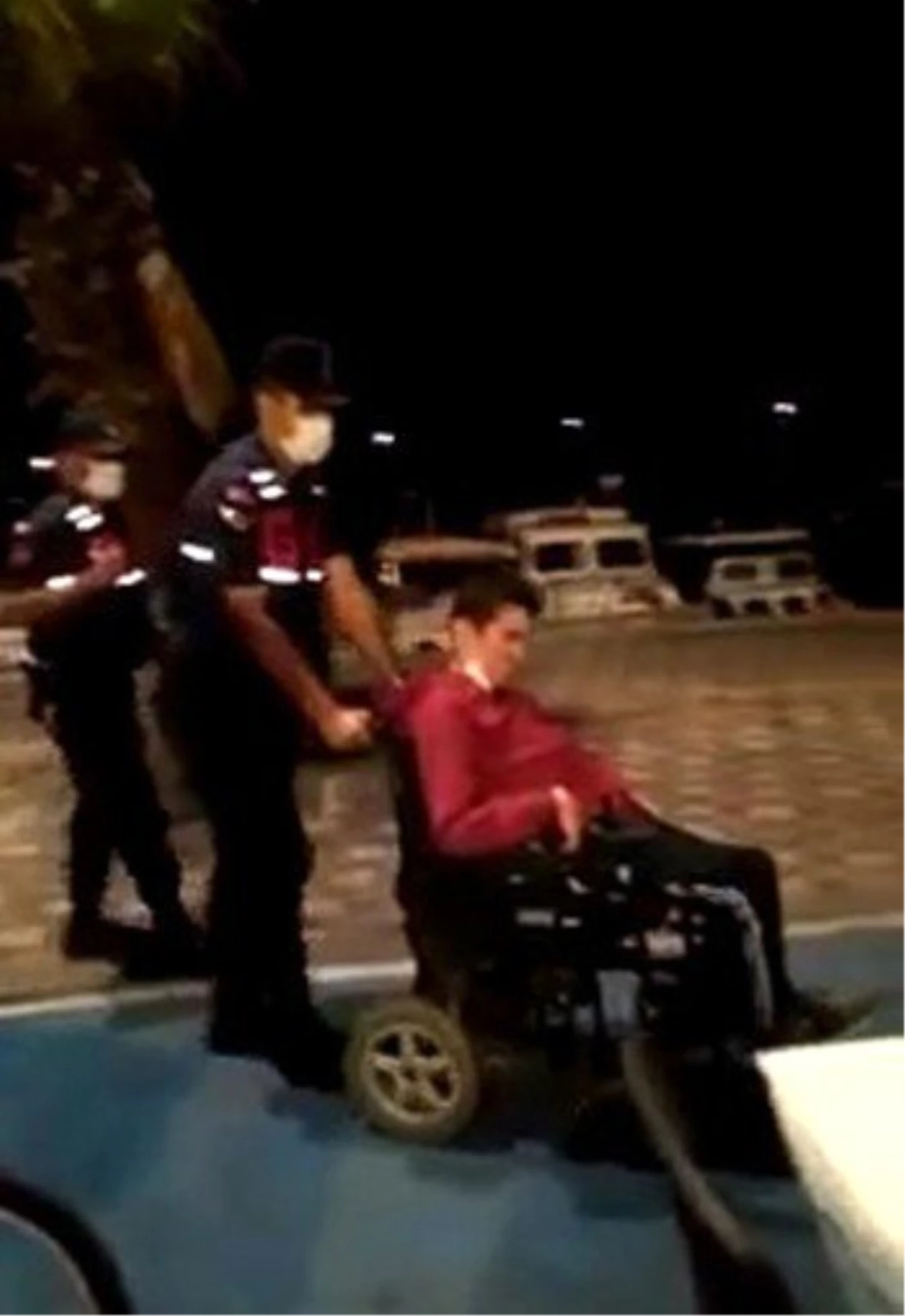 Son dakika: Yolda kalan engelli vatandaşın yardımına jandarma yetişti