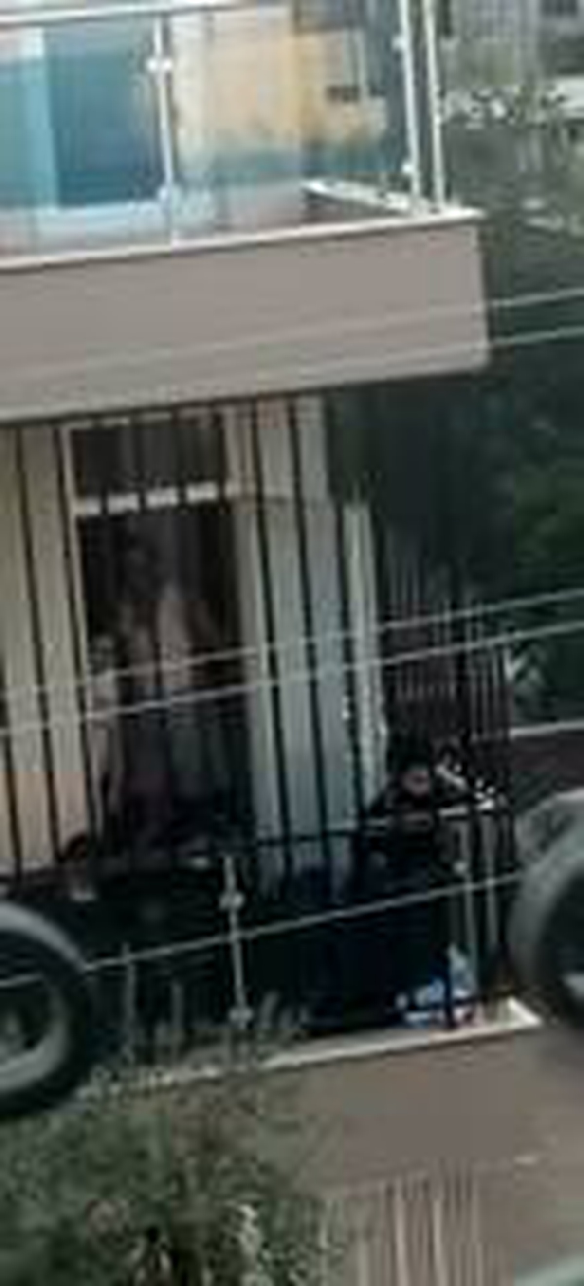 Antalya\'da kafası balkon demirine sıkışan çocuğu itfaiye kurtardı