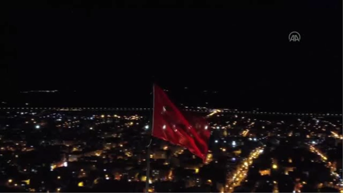 Azerbaycan bayrağı renkleri Kars Kalesi\'ne ışıkla yansıtıldı