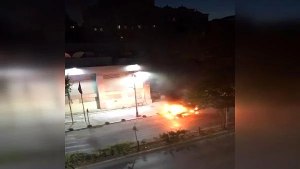 Bayrampaşa'da otomobil alev alev yandı