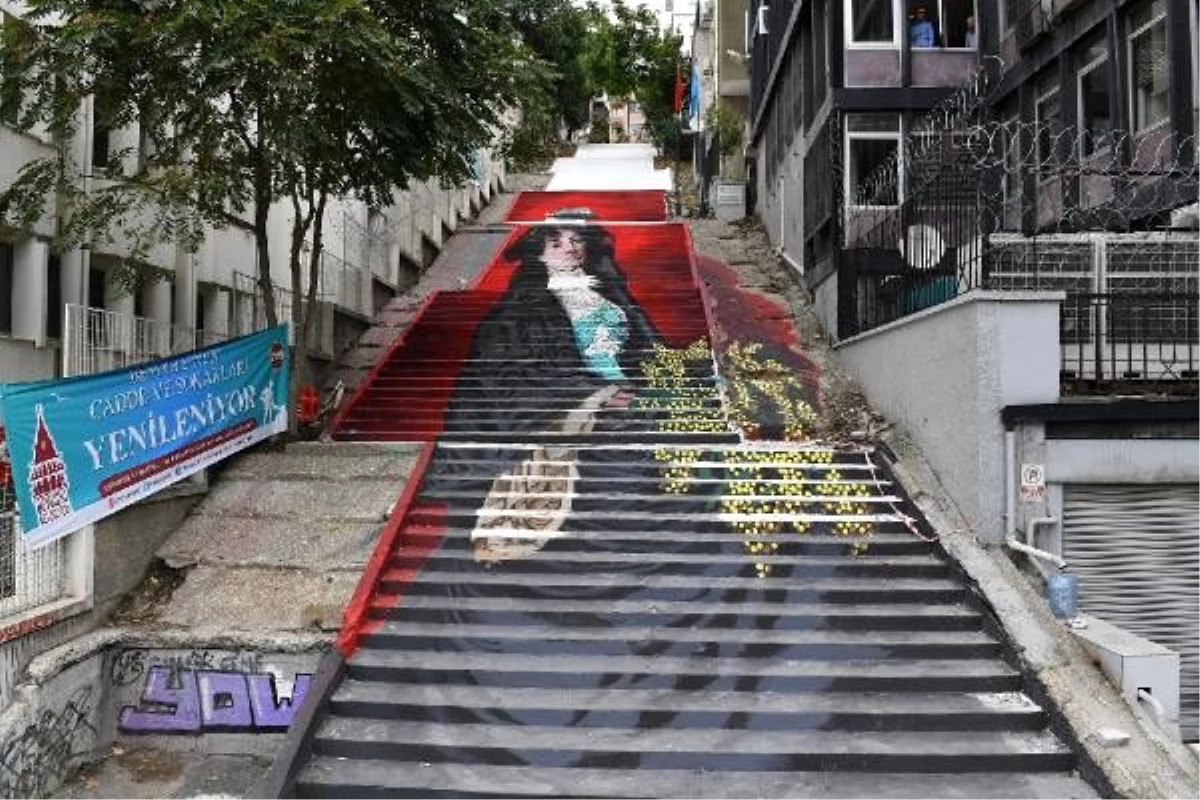 Beyoğlu sokaklarında merdivenler tabloya dönüştü