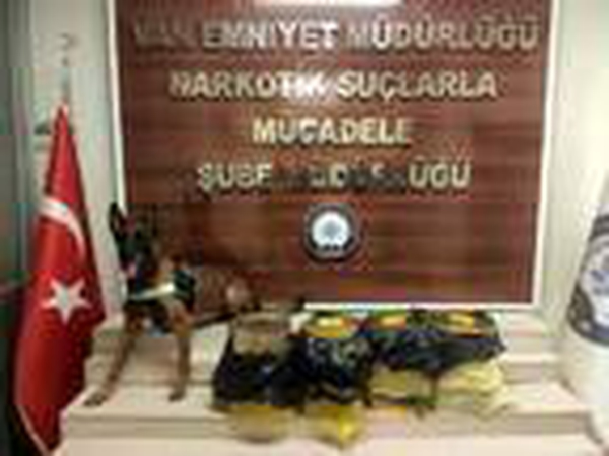 Çuvallara konulan tenekelerdeki uyuşturucuyu \'Zeyna\' buldu