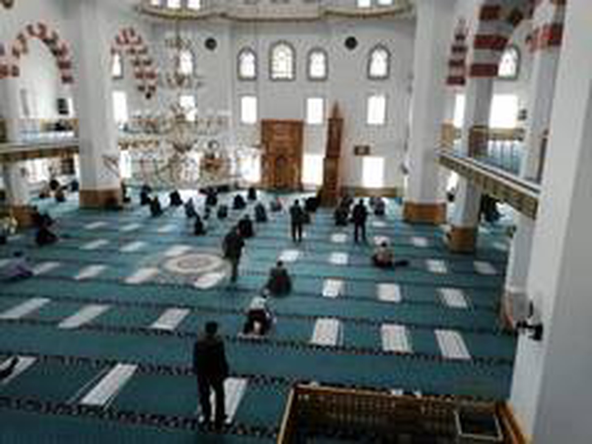 Erciş Gençlik Merkezi tarafından cuma namazı öncesi tek kullanımlık seccade dağıtıldı