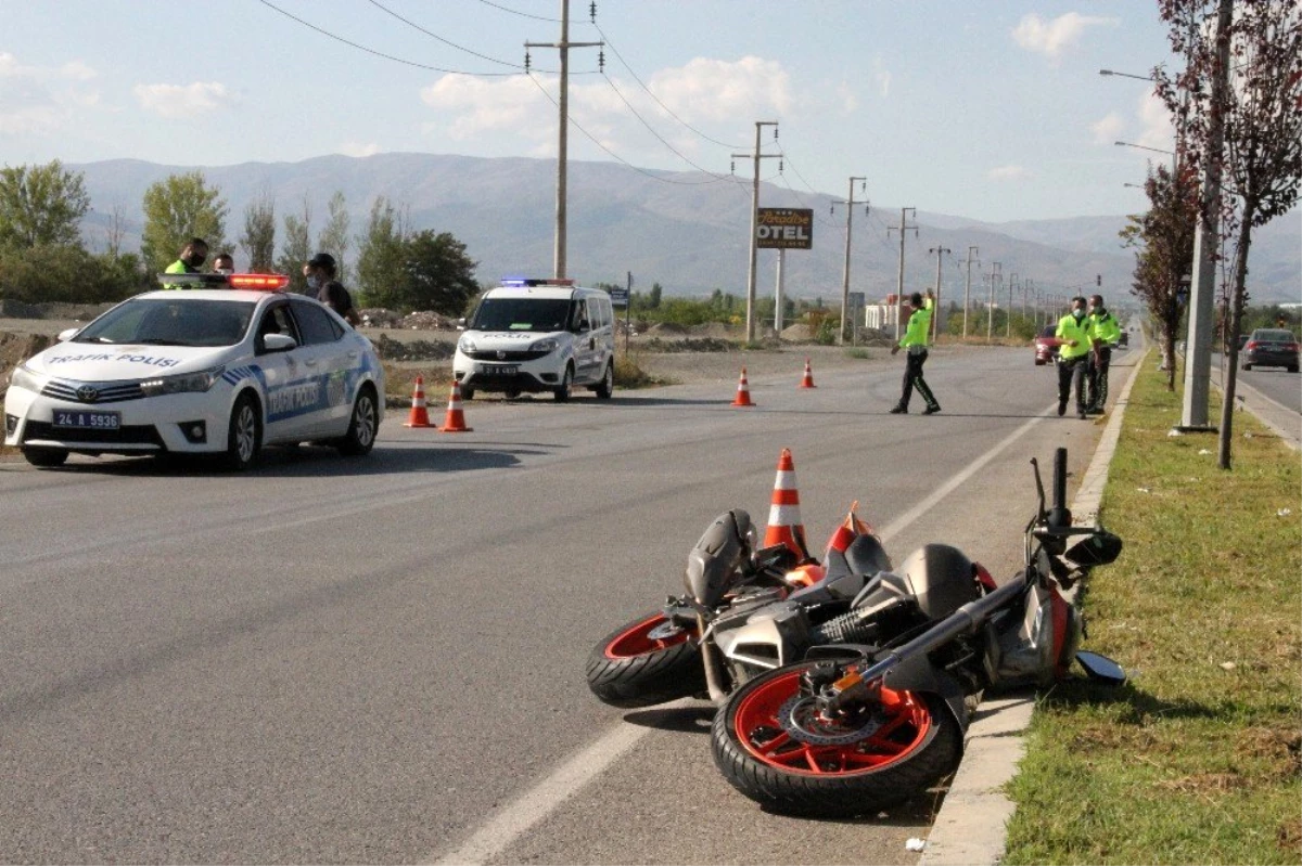 Erzincan\'da motosiklet yayaya çarptı: 2 yaralı