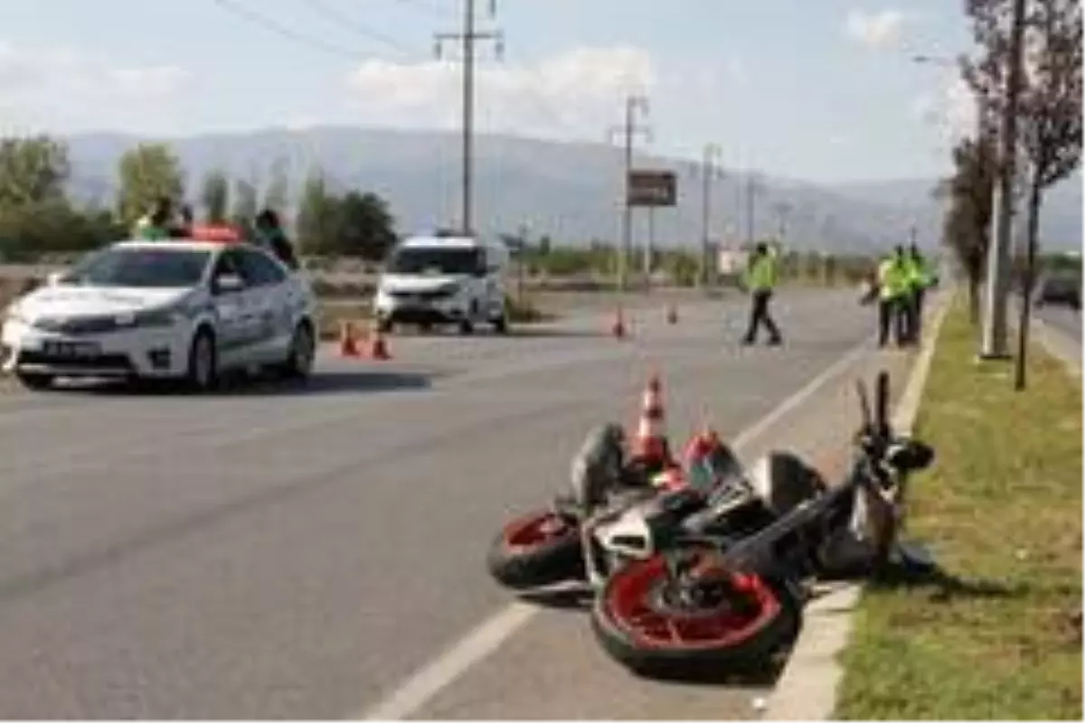 Erzincan\'da motosiklet yayaya çarptı: 2 yaralı