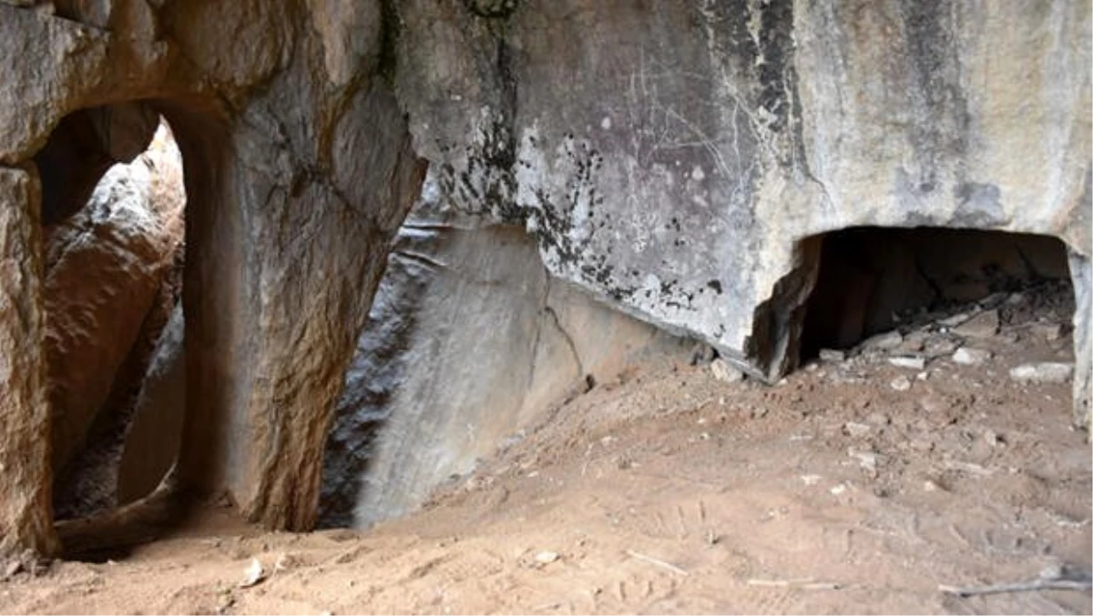 Hakkari\'de Urartular dönemine ait 3 odalı kaya mezarı bulundu