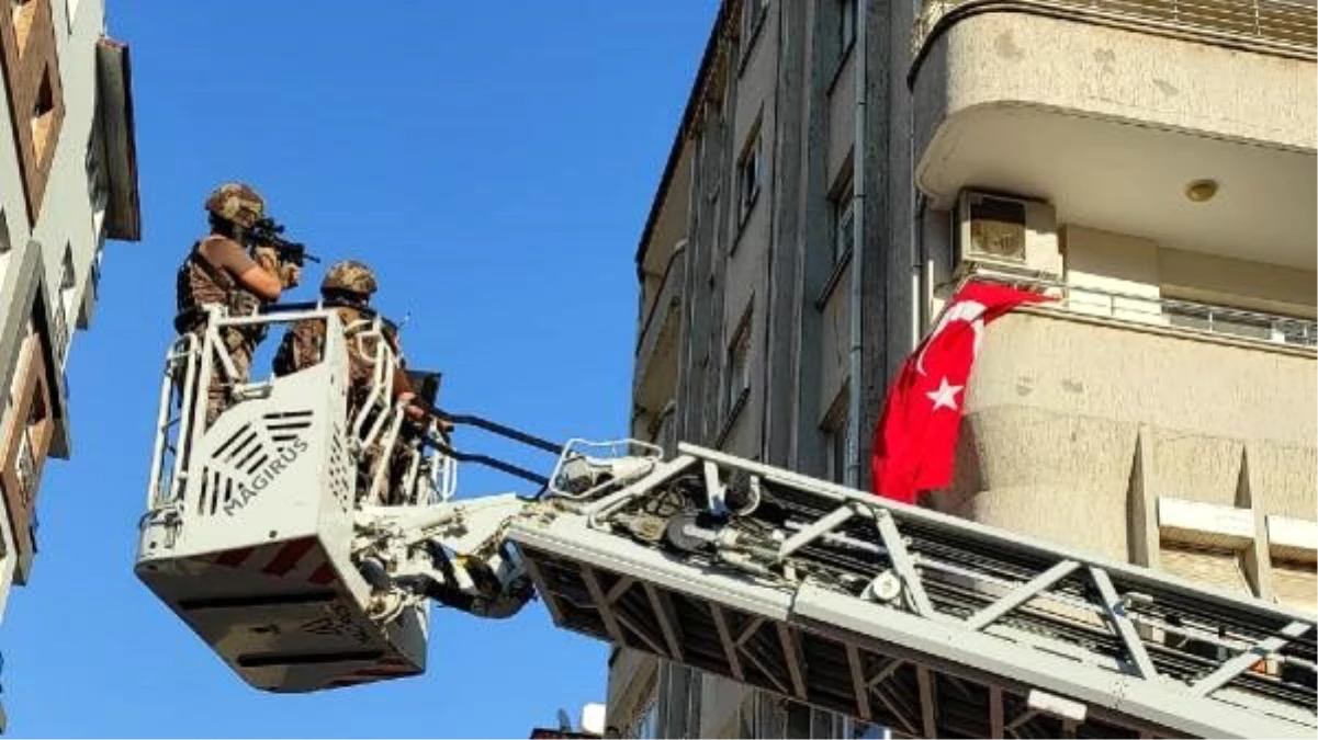 Hatay\'da hastaneye gitmek istemeyen kişi eşi ve çocuklarını rehin aldı (2)