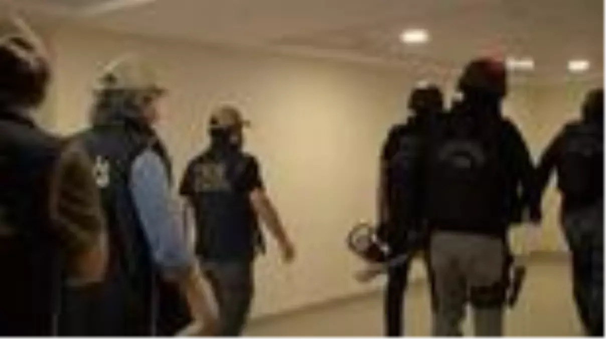 İstanbul\'da radikal örgütlere gece yarısı operasyonu: 14 şüphelinin yakalanması için operasyon...