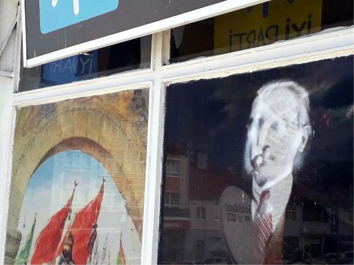 İYİ Parti Orta İlçe Başkanlığındaki Atatürk posteri tahrip edildi