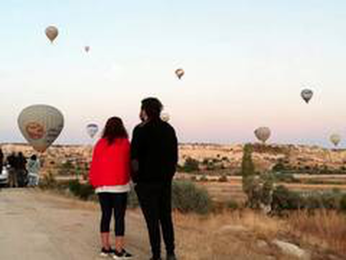 Kapadokya\'da sıcak hava balonları gökyüzünde ay ile buluştu, kartpostallık fotoğraflar ortaya çıktı