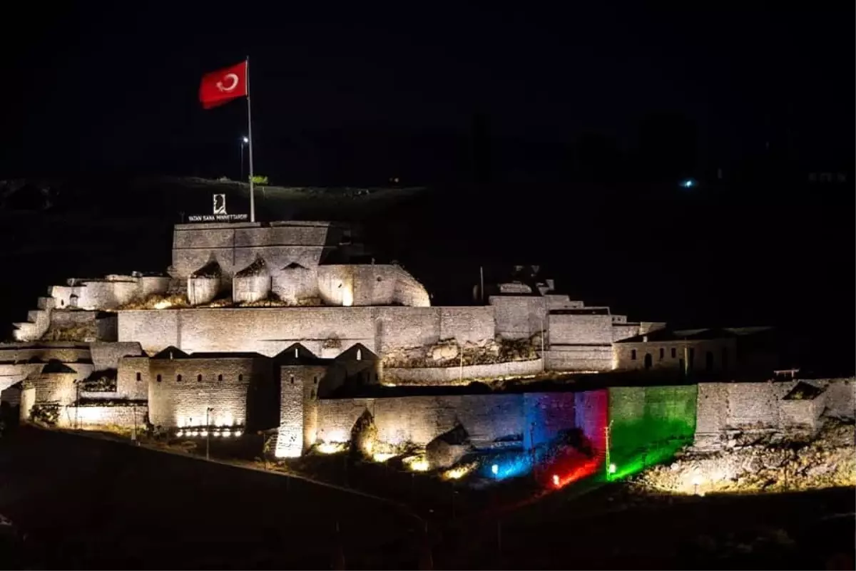 Kars Kalesi Azerbaycan bayrağı renkleriyle ışıl ışıl