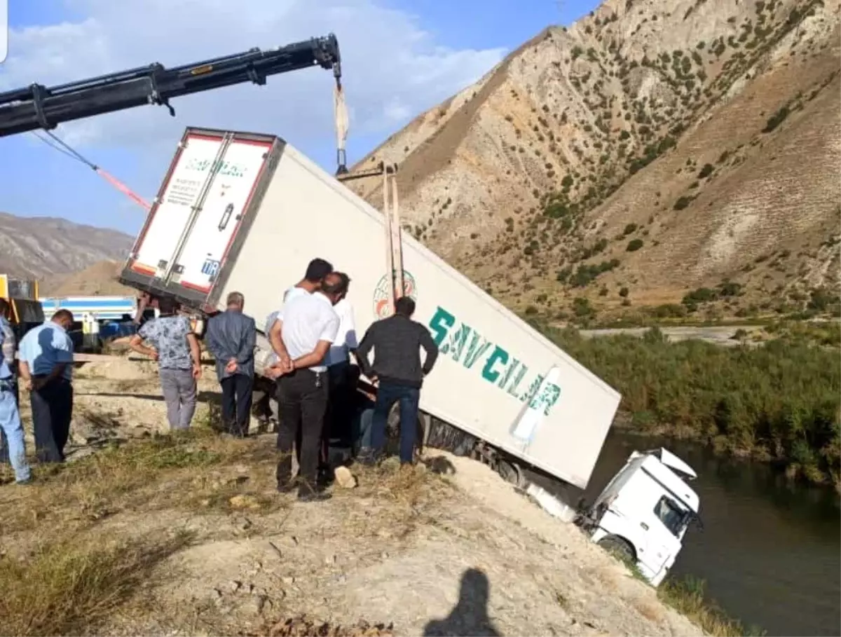 Kontrolden çıkan tır, zap suyuna düşmeden durdu