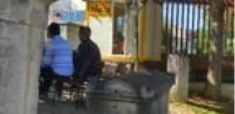 Taksi durağının önündeki 2 bin yıllık lahit dikkat çekiyor