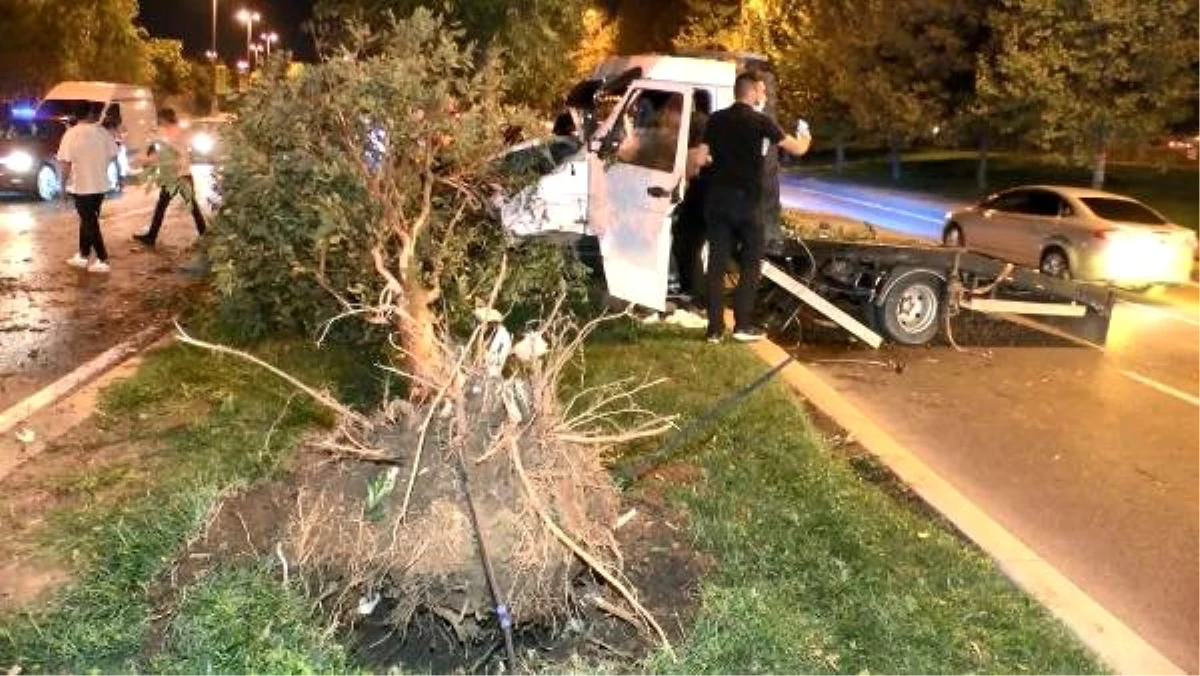 Tekeri kopan çekici kamyonet ağaca çarptı, sürücü yaralandı
