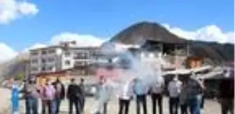 Son dakika haberi! 'Yangın var' diye çağırdılar, çiçek verip 'İtfaiyecilik Haftasını' kutladılar