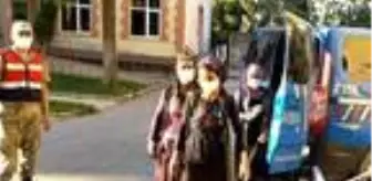 3 kadın, yardım istemek için gittikleri evden hırsızlık yaptı