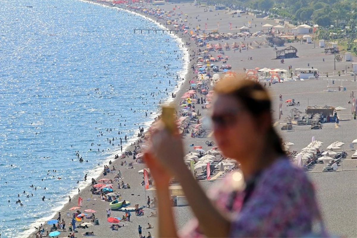 Antalya\'da sıcaklık 37 dereceyi gösterdi: Sahiller doldu, taştı