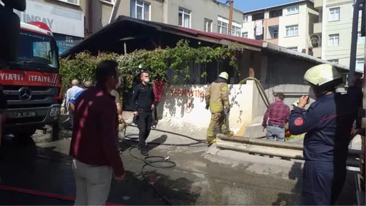 Ataşehir\'de yanan evde mahsur kalan anne ve 2 çocuğunu vatandaşlar kurtardı
