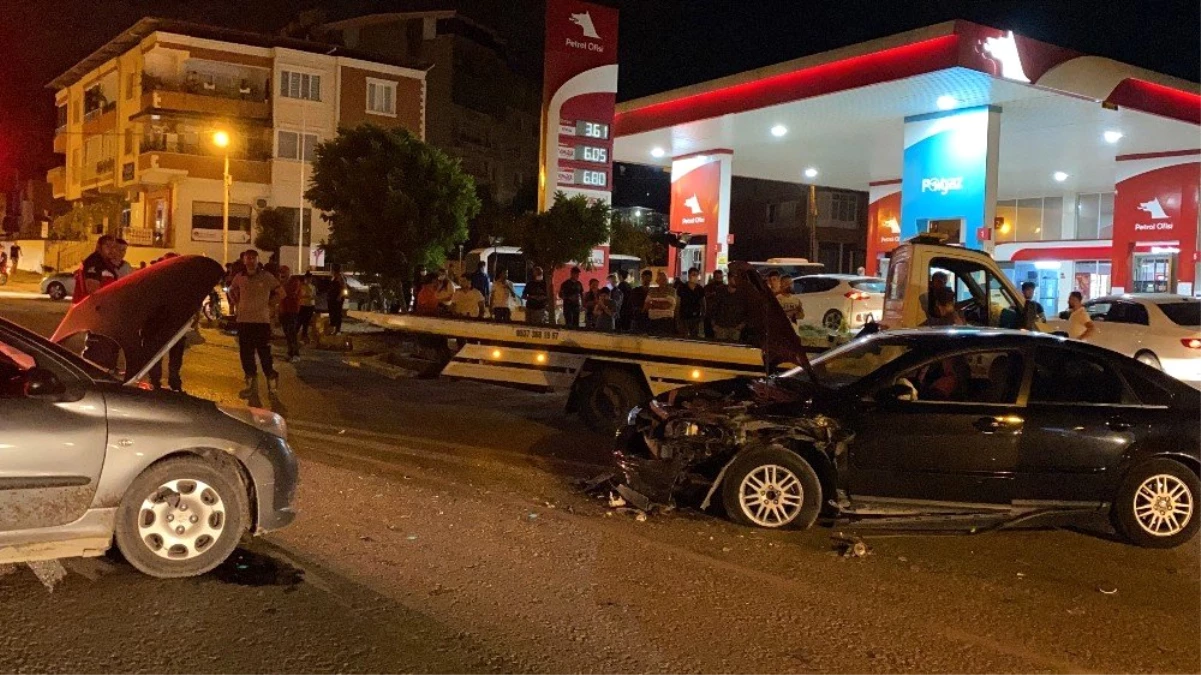 Hatay\'da iki otomobil birbirine girdi: 2 yaralı