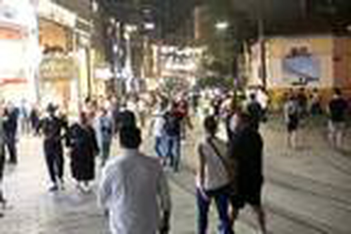 Son dakika: İSTİKLAL CADDESİ\'NDE AKŞAM OLUŞAN KALABALIKTA KURALLARA UYULMADI