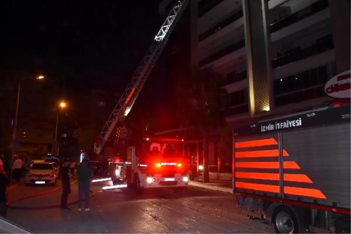 İzmir\'de 8 katlı binanın çatısında  çıkan yangın panik yarattı