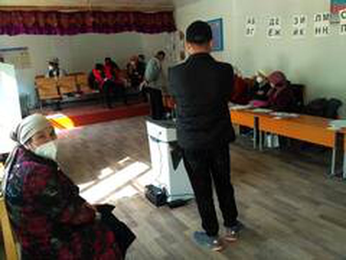 Kırgızistan\'daki seçimlerde ilk sonuçlara göre 4 parti barajı aştı