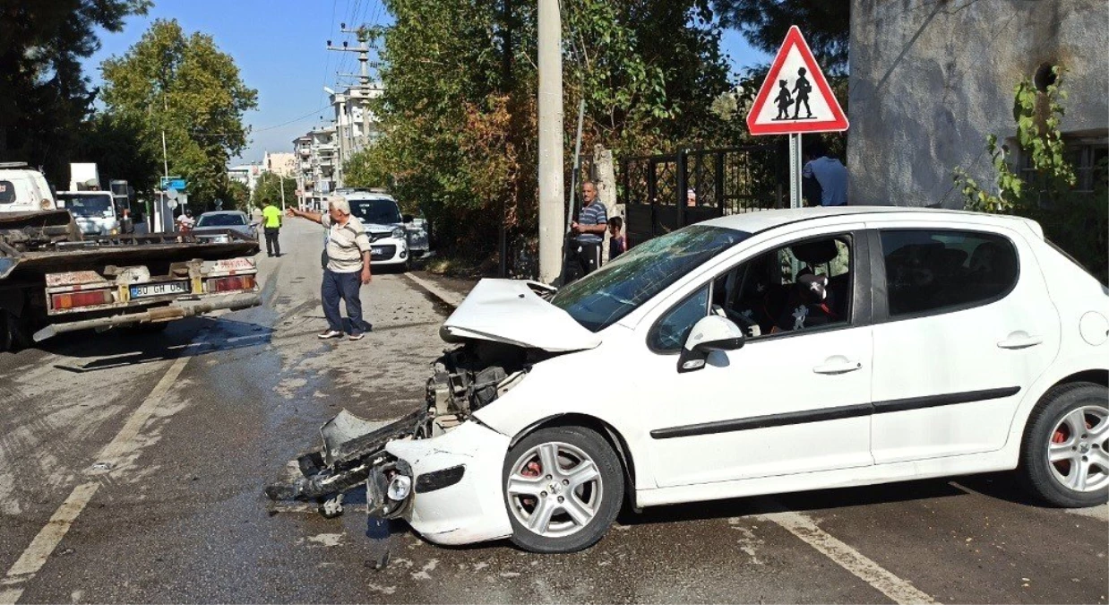 Otomobil elektrik direğine çarptı: 3 yaralı