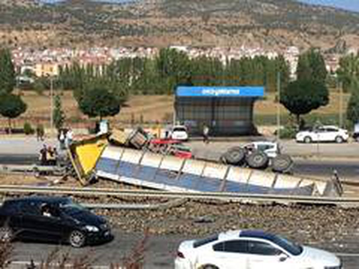 Pancar yüklü tır devrildi; 1 yaralı