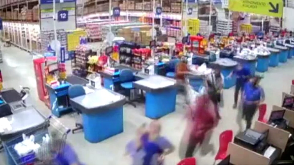 Süpermarketteki raflar domino taşı gibi devrildi: 1 ölü, 8 yaralı