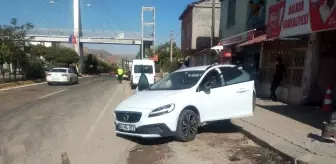 Tır ile çarpışan otomobilin sürücüsü yaralandı