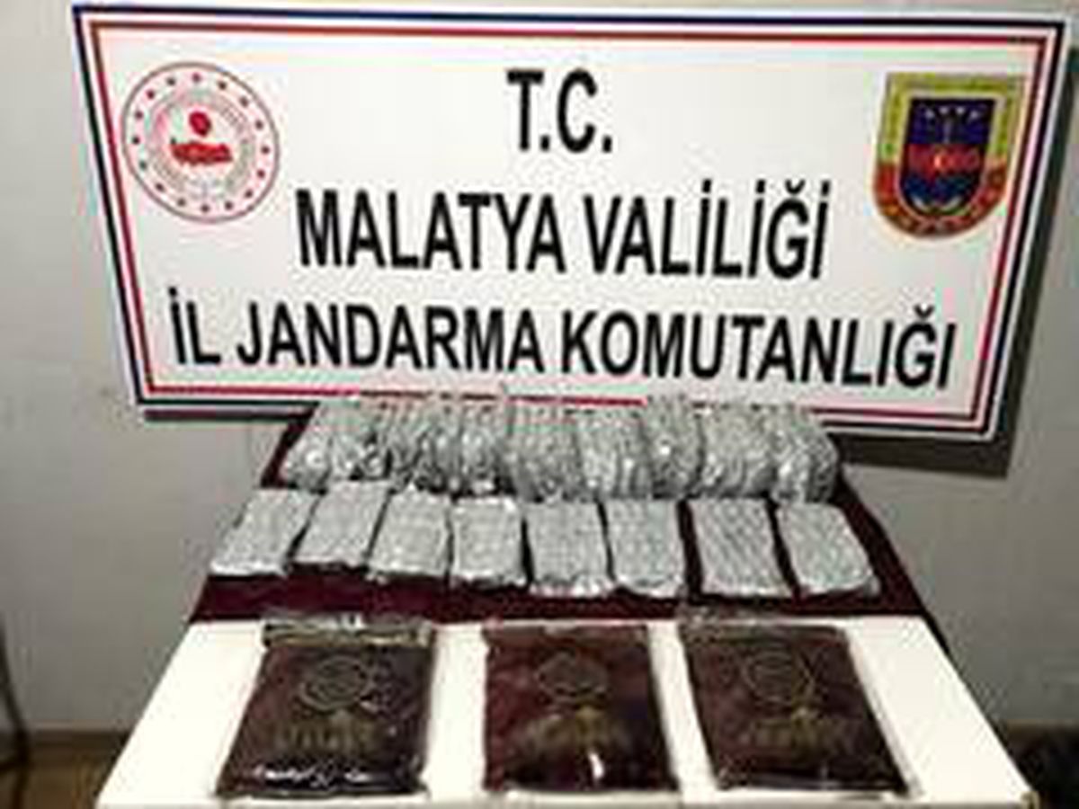 Valizde uyuşturucu hap, çantada kaçak nargile tütünü ele geçirildi