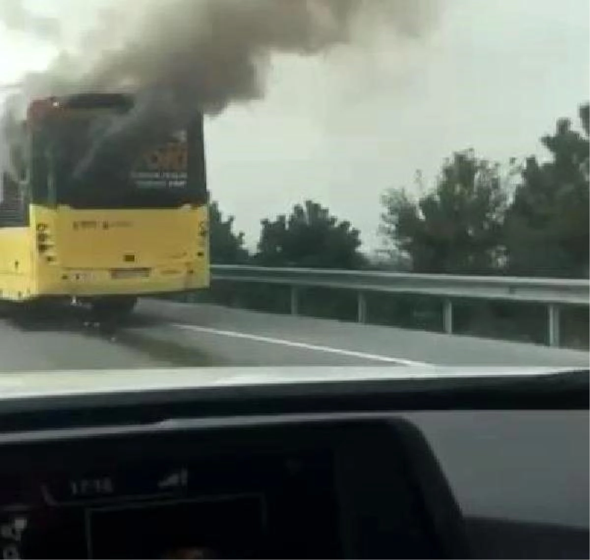Son dakika... Arnavutköy\'de İETT otobüsündeki yangın paniğe neden oldu