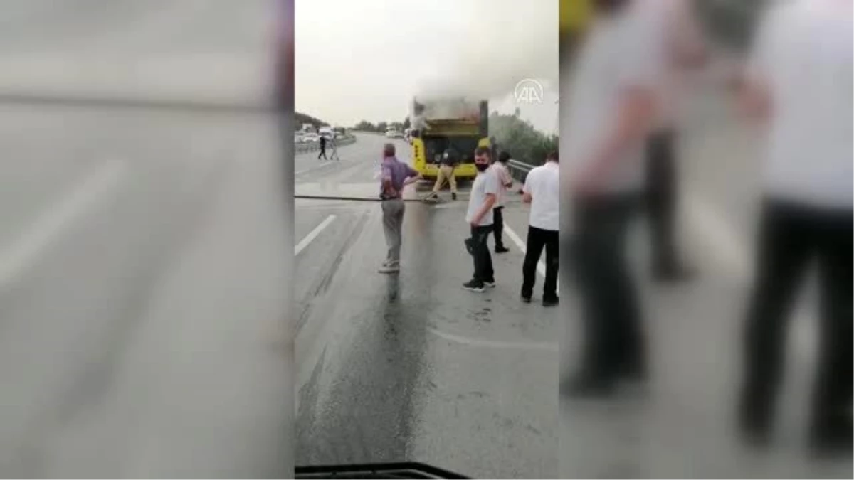 Arnavutköy\'de seyir halindeki otobüsün motoru alev aldı