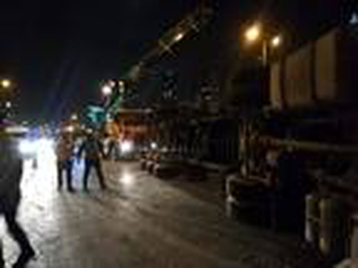 Avcılar TEM Otoyolu\'nda TIR devrildi; trafik yoğunluğu oluştu (1)