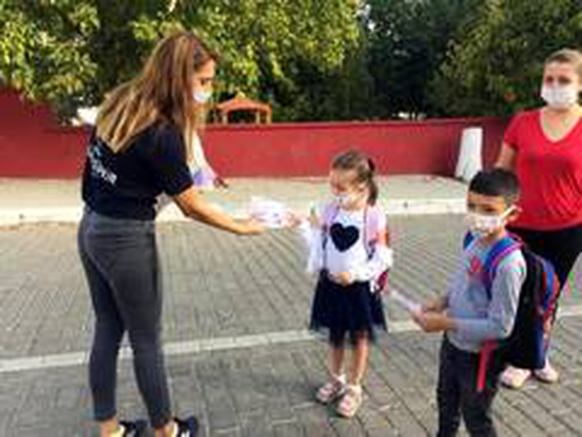 Aydın Büyükşehir Belediyesi küçüklere maske dağıtmaya devam ediyor