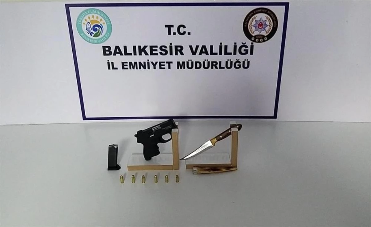 Balıkesir\'de polis 13 aranan şahıs ve çok sayıda silah yakaladı