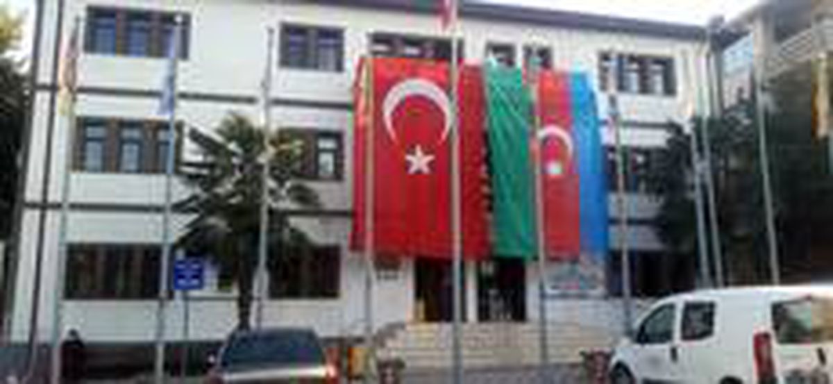 Belediye binasına dev Türk bayrağının yanına dev Azerbaycan bayrağı da asıldı