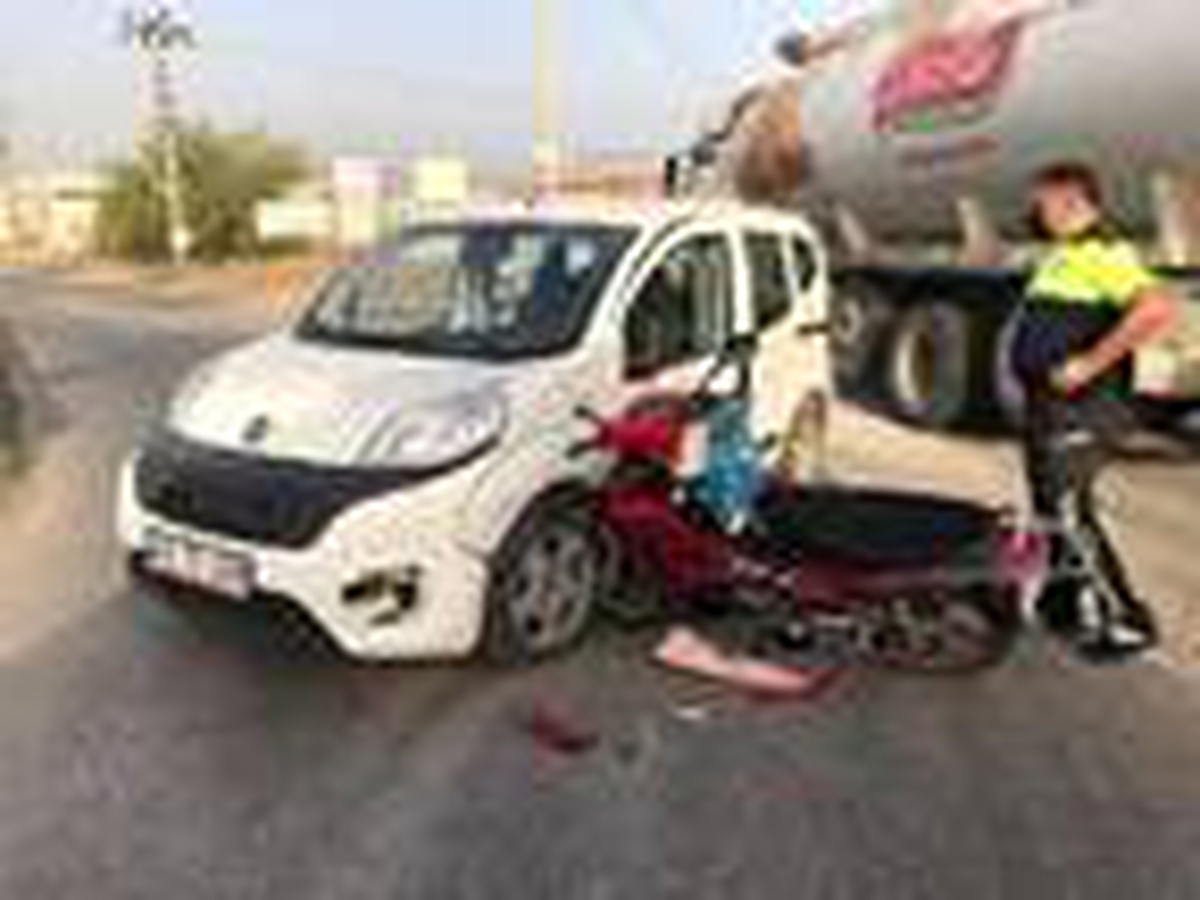 Hafif ticari araca çarpan motosikletli yaralandı