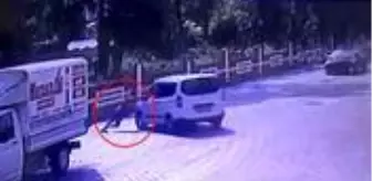 Hareket eden aracın önüne geçip duvara çarpmasını önledi