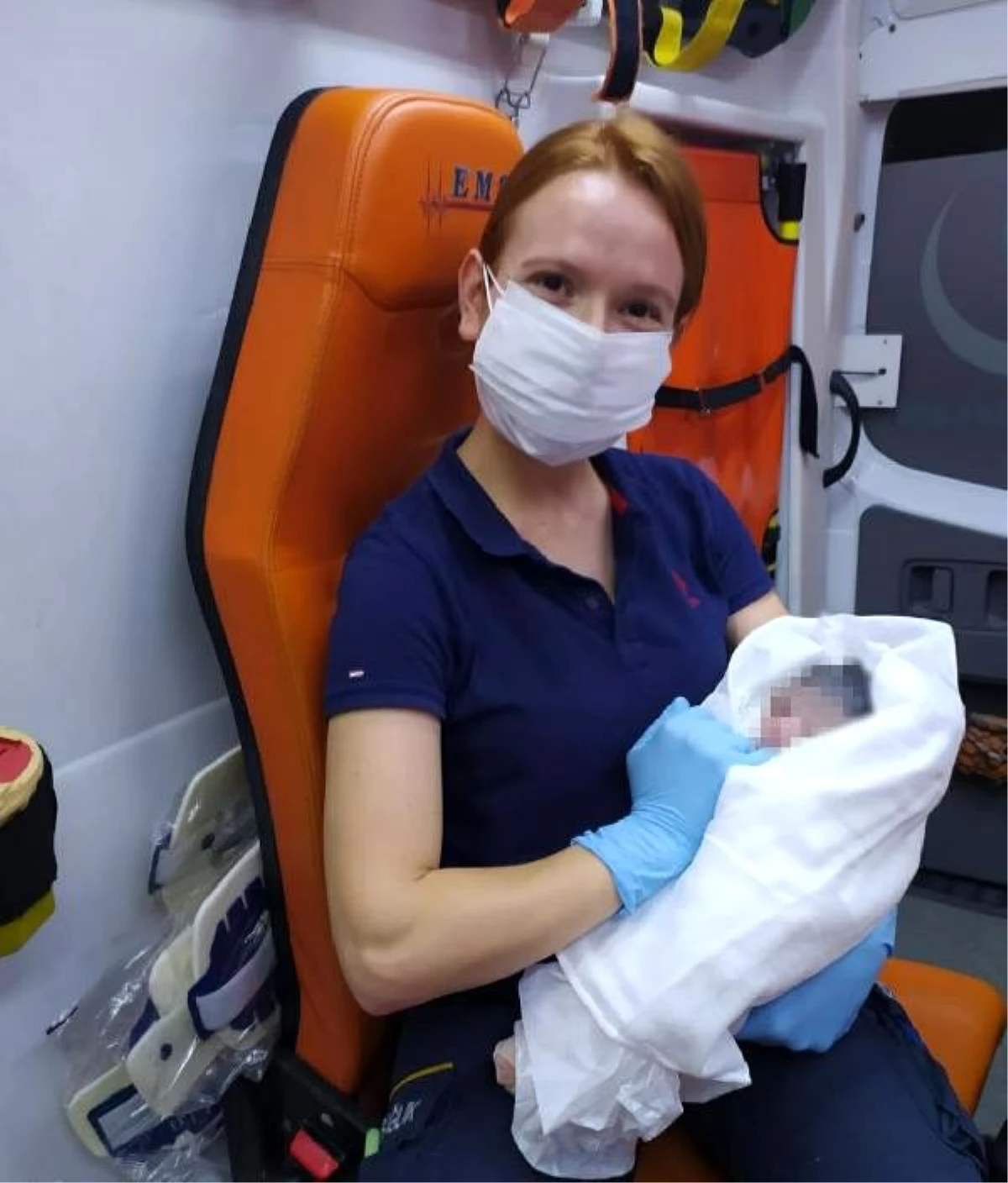 Hastaneye kaldırılırken ambulansta doğum yaptı