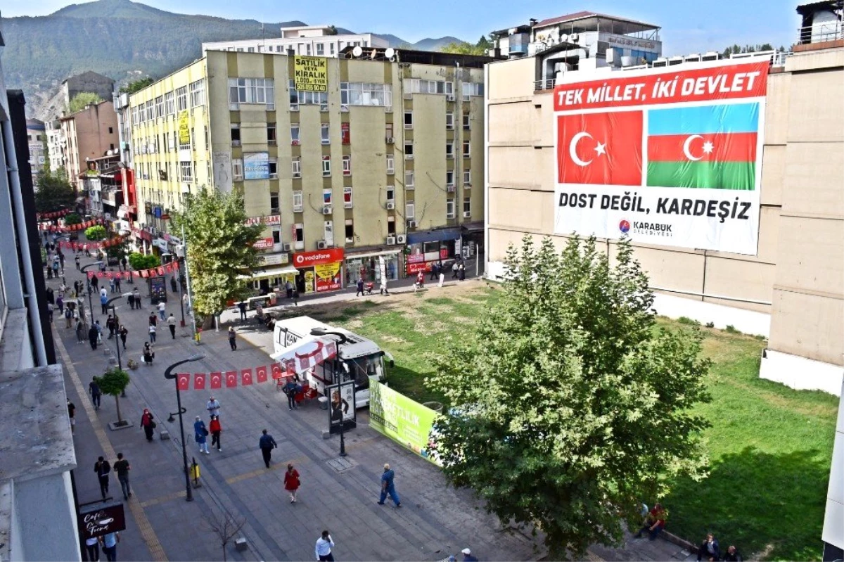 Azerbaycan\'a bayraklı ve pankartlı destek