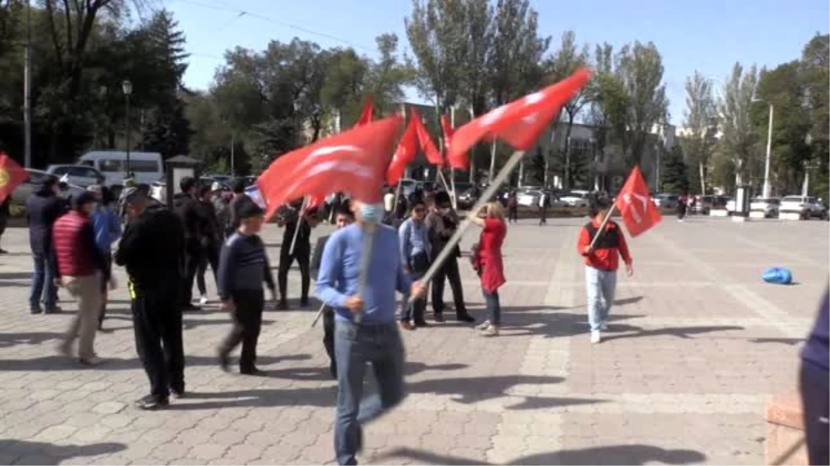 Kırgızistan\'da barajı geçemeyen partilerin temsilcilerinden seçim sonucu protestosu