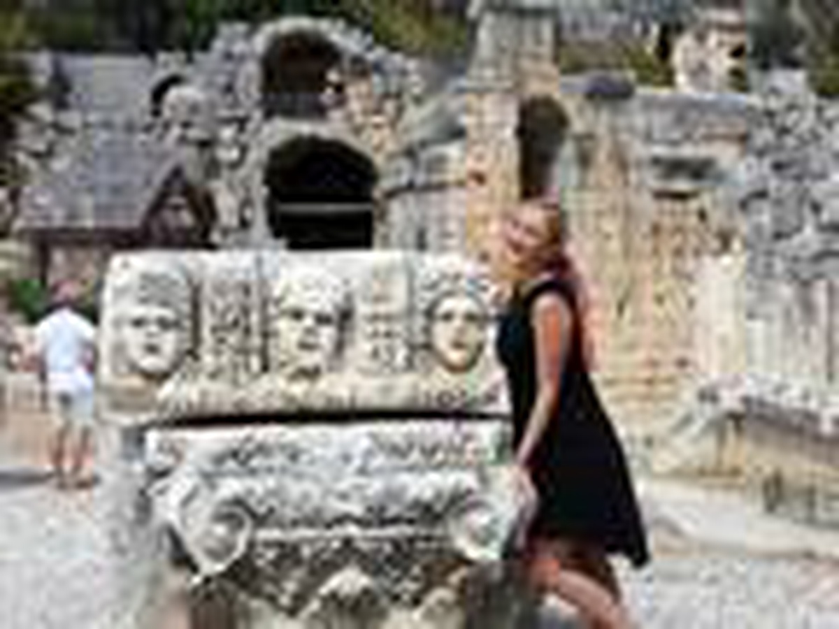 Myra Antik Kenti\'ndeki tiyatro maskları fotoğraf stüdyosu gibi