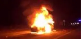 SİLİVRİ'DE LÜKS ARAÇ ALEVLERE TESLİM OLDU, 2 KİŞİ SON ANDA KURTULDU